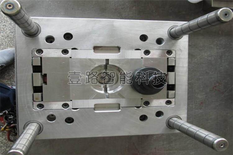 隨著塑膠模具專用化的拓展，以商品形式出現(xiàn)的模架、模板等零件日益增多