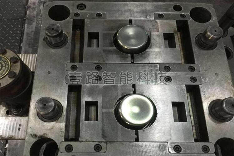 鑲件在注塑模具結(jié)構(gòu)中有多種存在形式，其主要鑲件存在形式有以下二種形式：通孔式、盲孔式