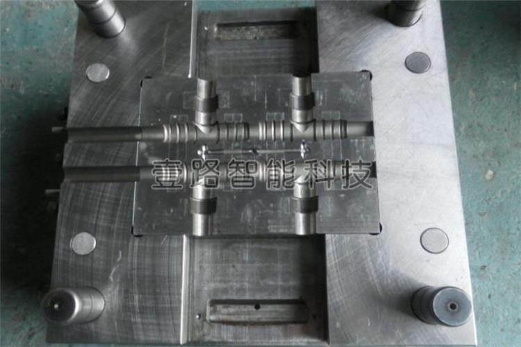 當(dāng)成型機(jī)與塑料注塑模具進(jìn)行配套使用時(shí)，對(duì)其溫度有著特定的要求