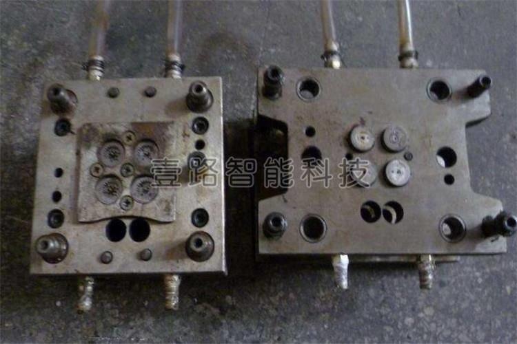 塑膠模具拋光中遇到的較大問題就是“拋光過度”，拋光過度是指拋光時間越長，模具表面質(zhì)量越差