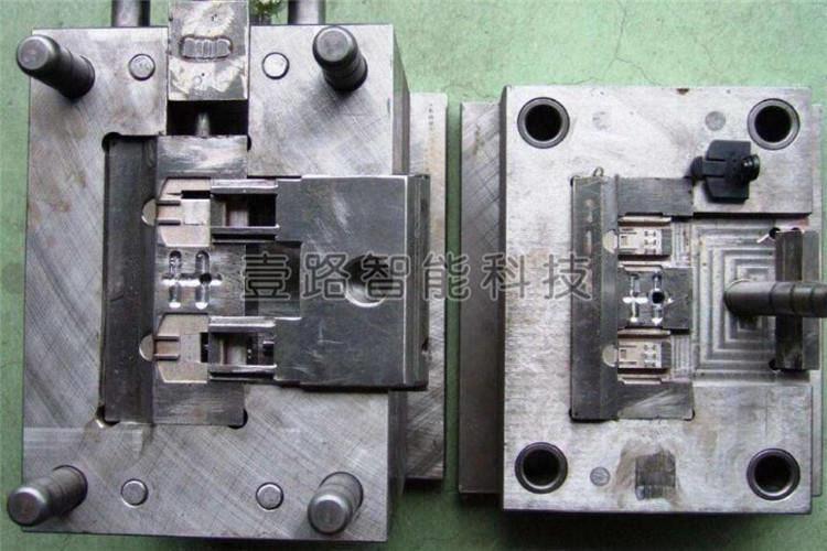 塑料注塑模具主要是指，塑料在進(jìn)行加工時(shí)，與機(jī)械進(jìn)行配套應(yīng)用，進(jìn)而可以保障制作出的塑料成品結(jié)構(gòu)的完整性所使用的工具