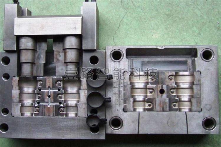 檢查塑膠模具的限位開關是否異常，斜銷、斜頂是否異常
