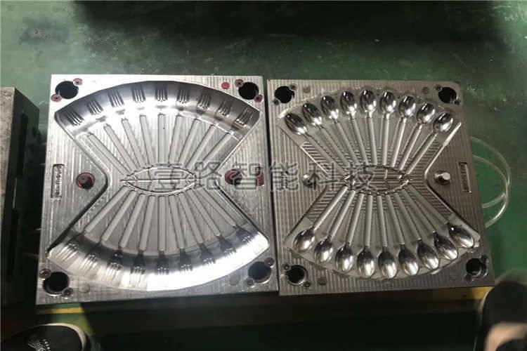 塑料注塑模具其結(jié)構(gòu)通常由成型部件、澆注系統(tǒng)、導(dǎo)向部件、推出機構(gòu)、調(diào)溫系統(tǒng)、