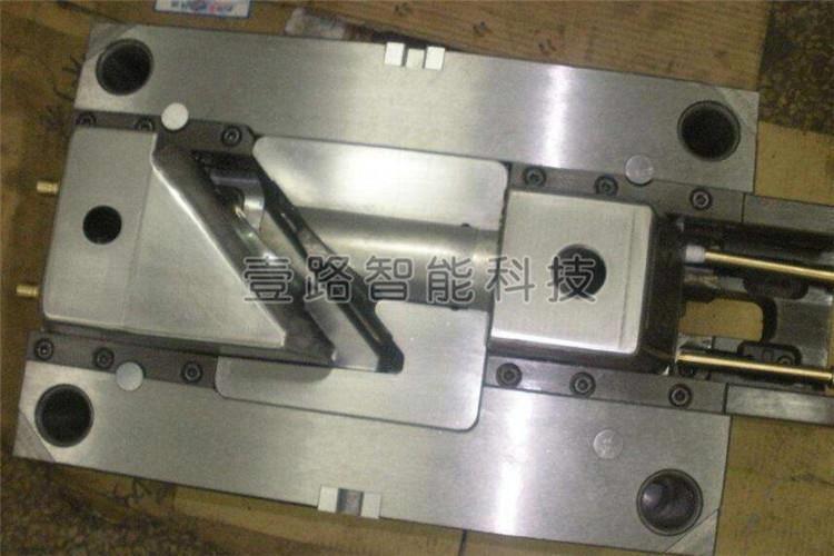 在塑膠模具注塑加工中，熱流道與模具配合使用，并扮演著非常重要的角色