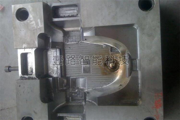 在設(shè)計(jì)注塑模具時(shí)考慮孔的變徑部位采用圓角過(guò)渡或增加應(yīng)力釋放槽