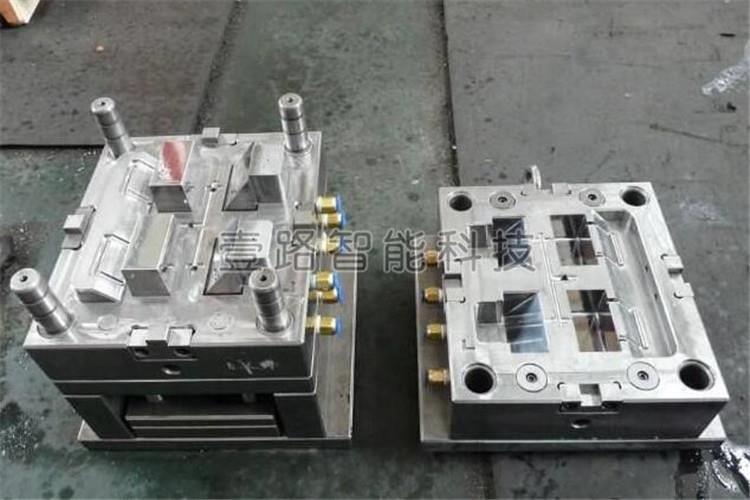 精度要求高的塑料注塑模具需要使用高精度的數(shù)控機(jī)床加工，而且模具材質(zhì)、成形工藝都有嚴(yán)格要求