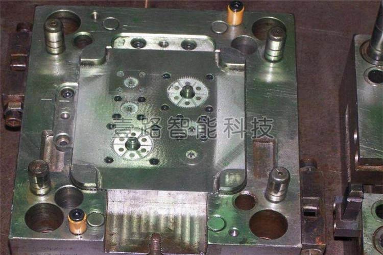 裝置均準模具維護器，避免塑膠模具壓模