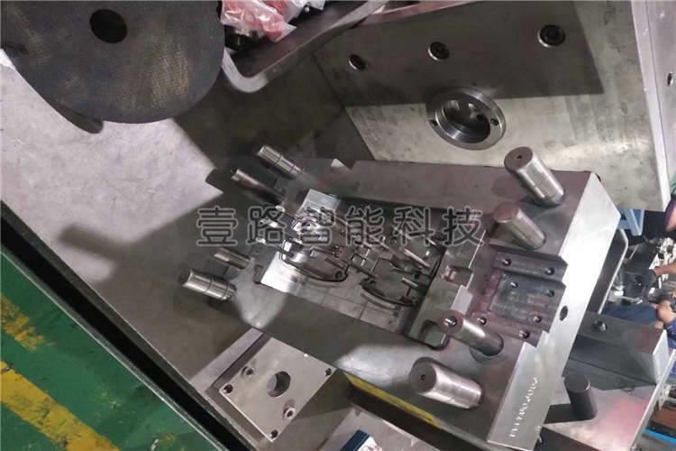 現(xiàn)在注塑模具的尺寸精度要求在IT6-7之上，表面粗糙的程度Ra0.2-0.1μm之間，這也就預示著注塑模具零件的尺寸要求比較高