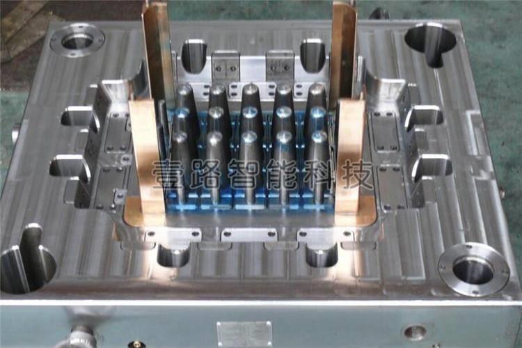 注塑模具壓縮熱空氣加熱型腔局部放大圖，可看出模具內(nèi)部氣體進出的氣道及相關(guān)結(jié)構(gòu)