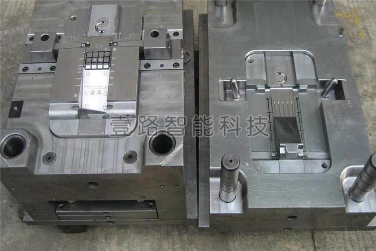 在塑料注塑模具的加工中如果使用大量的再生材料，那么會(huì)導(dǎo)致塑料注塑模具強(qiáng)度過低，會(huì)導(dǎo)致開裂