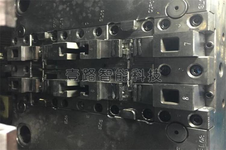 塑膠模具是一種消費塑料制品的工具。它由幾組零件局部構成，這個組合內有成型模腔