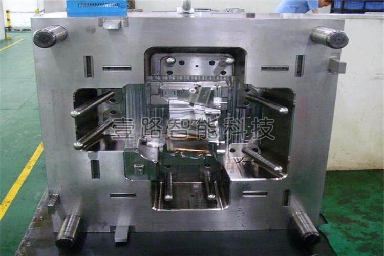 在塑料注塑模具成形全過程中，先將熔化塑膠注入入磨具凹模內，填充完畢后耐磨材料冷卻干固