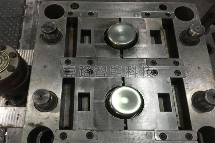 塑料注塑模具閉合狀態(tài)須有鎖緊板，以防吊裝時(shí)模具意外開啟，造成意外事故