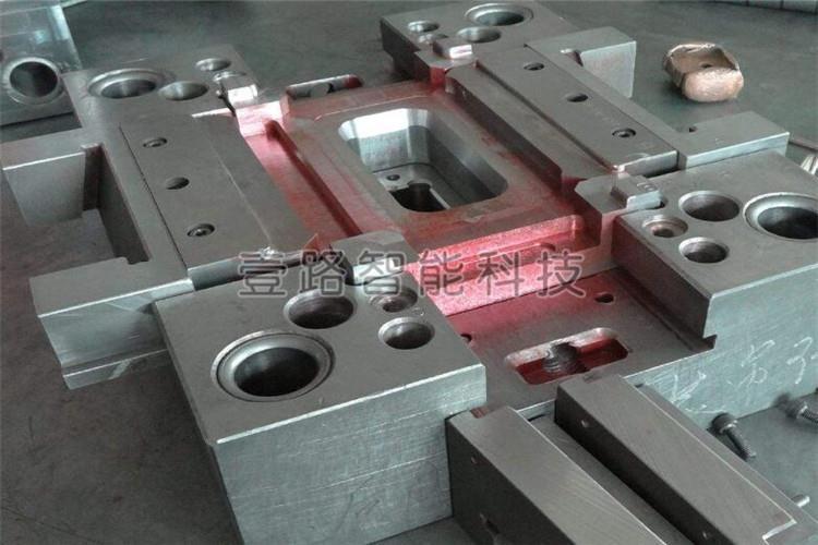 塑膠模具制造廠家應(yīng)具備數(shù)控、電火花、線切割機(jī)床及數(shù)控仿型銑設(shè)備，高精度磨床，高精度三座標(biāo)測量儀，計(jì)算機(jī)設(shè)計(jì)及相關(guān)軟件等