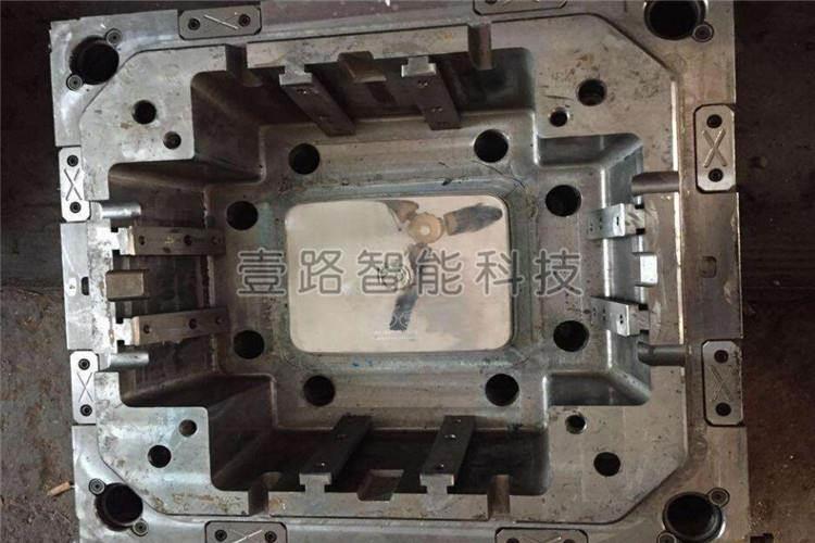 塑料模型腔表面受壓、受熱可引起塑性變形失效
