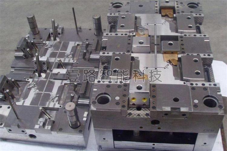 塑膠模具一種用作壓塑、擠塑、注射、吹塑和低塑膠成型的組合式塑料模具